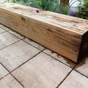 Praktická lavička ze zahradního pražce.