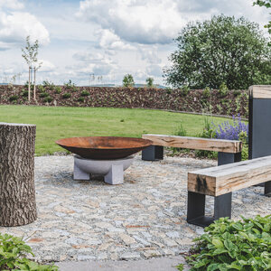 Elegantní lavičky ze zahradních pražců v kombinaci s kovovými nohami s povrchovou úpravou jsou velmi praktické do každé zahrady.