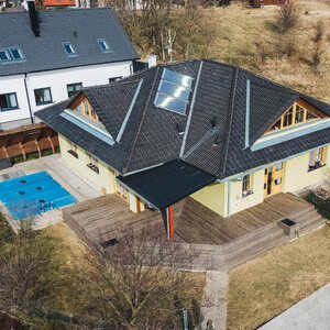 Po - Detail povrchu nové terasy z impregnovaných prken KI - Duo v šedém provedení, zakázková výroba Impregnace Soběslav a Dřevovýroba Václav Vaněk.