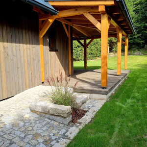 Pohled na obložen&iacute; rekreačn&iacute; chaty u Lipna obkladem KI Trend a na terasu z terasov&yacute;ch prken KI Duo. 