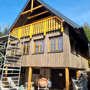 Detail fasády rekreační chaty u Lipna z obkladových prken KI Trend v profilu 19x148 mm a v šedém odstínu.