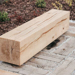 Praktické využití zahradních pražců pro vytvoření chodníku a originální zahradní lavičky.