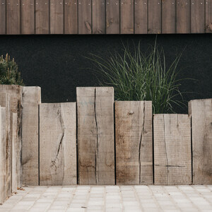 Zahradní pražce lze využit i jako praktické ohraničení zahrady nebo záhonů.
