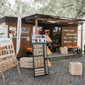 Nová expozice spol. Impregnace Soběslav postavena z kontejneru a opláštěna produkty značky Královská impregnace, zakázková výroba