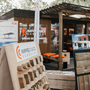 Nová expozice spol. Impregnace Soběslav postavena z kontejneru a opláštěna produkty značky Královská impregnace, zakázková výroba