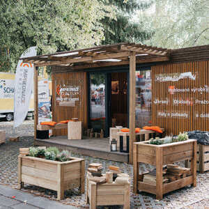 Nová expozice spol. Impregnace Soběslav postavena z kontejneru a opláštěna produkty značky Královská impregnace, zakázková výroba