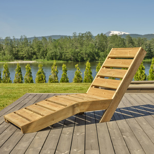 Originální dřevěné lehátko z impregnovaných prken na KI terase. 