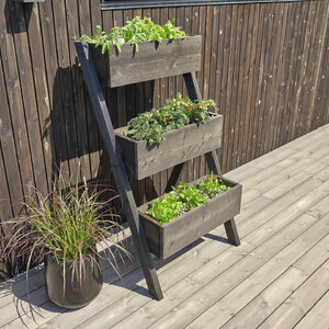 Detail ručně vyrobeného květináče z impregnovaných prken na KI terase, v pozadí obklad fasády z impregnovaných prken.