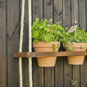 Detail závěsné police z terasových prken KI.