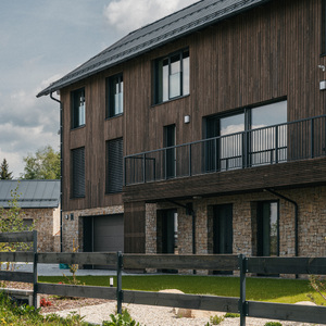 Obložení fasády luxusní novostavby Chalet Kovářov u Lipna obkladem KI - Trend v šedém odstínu, zakázková výroba Impregnace Soběslav.