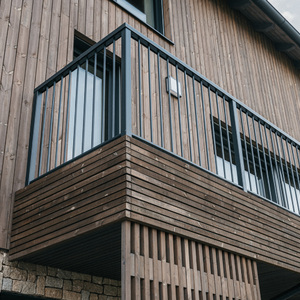 Obložení fasády luxusní novostavby Chalet Kovářov u Lipna obkladem KI - Trend v šedém odstínu, zakázková výroba Impregnace Soběslav.