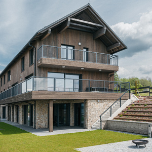 Obložení fasády luxusní novostavby Chalet Kovářov u Lipna obkladem KI - Trend v šedém odstínu, zakázková výroba Impregnace Soběslav.