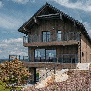 Obložení fasády luxusní novostavby Chalet Kovářov u Lipna obkladem KI - Trend v šedém odstínu, zakázková výroba Impregnace Soběslav.