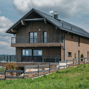 Obložení fasády luxusní novostavby Chalet Kovářov u Lipna obkladem KI - Trend v šedém odstínu, zakázková výroba Impregnace Soběslav.