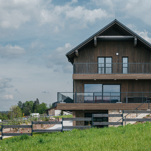 Obložení fasády luxusní novostavby Chalet Kovářov u Lipna obkladem KI - Trend v šedém odstínu, zakázková výroba Impregnace Soběslav.