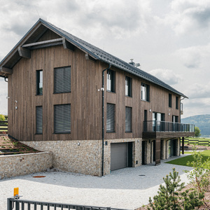 Obložení fasády luxusní novostavby Chalet Kovářov u Lipna obkladem KI - Trend v šedém odstínu, zakázková výroba Impregnace Soběslav.