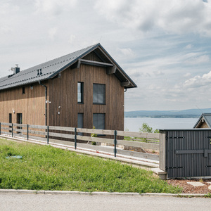 Obložení fasády luxusní novostavby Chalet Kovářov u Lipna obkladem KI - Trend v šedém odstínu, zakázková výroba Impregnace Soběslav.