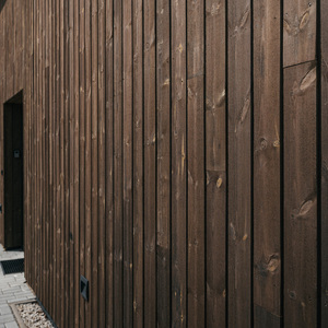 Obložení fasády luxusní novostavby Chalet Kovářov u Lipna obkladem KI - Trend v šedém odstínu, zakázková výroba Impregnace Soběslav.