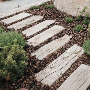 Praktický chodník vytvořený ze zahradních pražců, zakázková výroba Impregnace Soběslav.