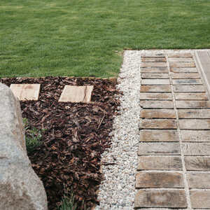 Své využití najdou i odřezky z pražců, např. pro vytvoření chodníku.