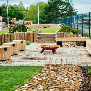 Elegantní prostor pro relaxaci v prostorách showroomu Impregnace Soběslav s využitím zahradních pražců pro elegantní lavičky a kostky k sezení, jako schody nebo jako praktická základna pro kohoutek s vodou.