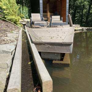 Revitalizace zahrady u RD na břehu Lipna, terasová prkna KI-Duo, žlab ze zahradních dubových pražců, zakázková výroba Impregnace Soběslav