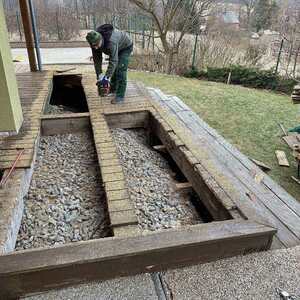 Před - Odstranění roštu a povrchu původní terasy z neimpregnovaného dřeva. Po 10 letech bylo neošetřené přírodní dřevo zcela degradované.  