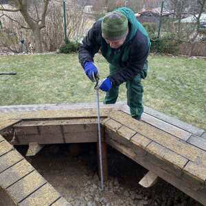 Před - Odstranění roštu a povrchu původní terasy z neimpregnovaného dřeva. Po 10 letech bylo neošetřené přírodní dřevo zcela degradované. 