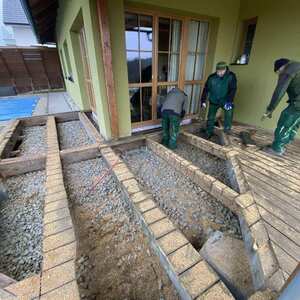 Před - Odstranění roštu a povrchu původní terasy z neimpregnovaného dřeva. Po 10 letech bylo neošetřené přírodní dřevo zcela degradované.