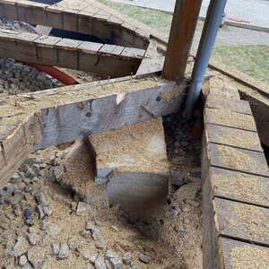 Před - Detail neimpregnovaného přírodního dřeva po 10 letech používání.