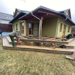 Před - Odstranění roštu a povrchu původní terasy z neimpregnovaného dřeva. Po 10 letech bylo neošetřené přírodní dřevo zcela degradované. 