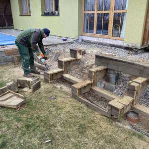 Před - Odstranění roštu a povrchu původní terasy z neimpregnovaného dřeva. Po 10 letech bylo neošetřené přírodní dřevo zcela degradované. 