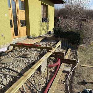 Stavba nové terasy - rošt z impregnovaných prken ošetřených vakuově-tlakovou impregnací, povrch terasy z terasových prken ošetřených olejově-vakuovou impregnací (Královská impregnace).