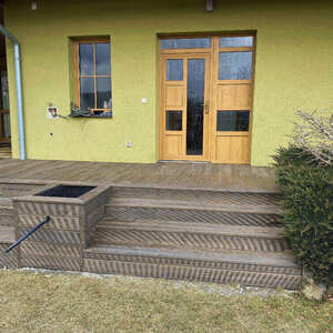 Po - Detail povrchu nové terasy z terasových prken KI, zakázková výroba Impregnace Soběslav. 