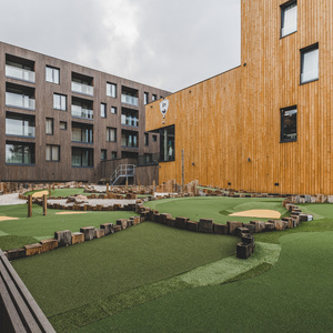 Dřevo v exteriéru ošetřené Královskou impregnací a Profi impregnací, zakázková výroba pro hotelový komplex JBX Resort Avenue Lipno.