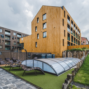 Dřevo v exteriéru ošetřené Královskou impregnací a Profi impregnací, zakázková výroba pro hotelový komplex JBX Resort Avenue Lipno.