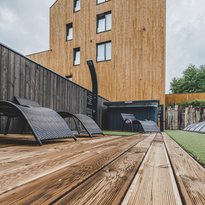 Dřevo v exteriéru ošetřené Královskou impregnací a Profi impregnací, zakázková výroba pro hotelový komplex JBX Resort Avenue Lipno.