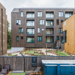 Dřevo v exteriéru ošetřené Královskou impregnací a Profi impregnací, zakázková výroba pro hotelový komplex JBX Resort Avenue Lipno.