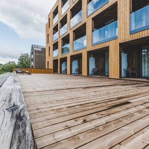 Dřevo v exteriéru ošetřené Královskou impregnací a Profi impregnací, zakázková výroba pro hotelový komplex JBX Resort Avenue Lipno.