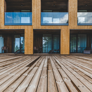 Dřevo v exteriéru ošetřené Královskou impregnací a Profi impregnací, zakázková výroba pro hotelový komplex JBX Resort Avenue Lipno.