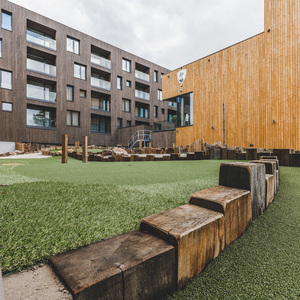 Dřevo v exteriéru ošetřené Královskou impregnací a Profi impregnací, zakázková výroba pro hotelový komplex JBX Resort Avenue Lipno.