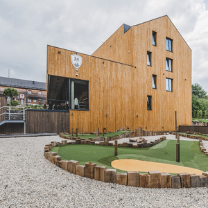 Dřevo v exteriéru ošetřené Královskou impregnací a Profi impregnací, zakázková výroba pro hotelový komplex JBX Resort Avenue Lipno.