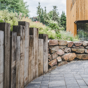 Dřevo v exteriéru ošetřené Královskou impregnací a Profi impregnací, zakázková výroba pro hotelový komplex JBX Resort Avenue Lipno.