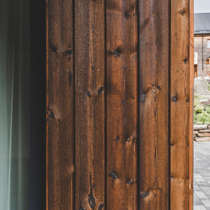 Dřevo v exteriéru ošetřené Královskou impregnací a Profi impregnací, zakázková výroba pro hotelový komplex JBX Resort Avenue Lipno.