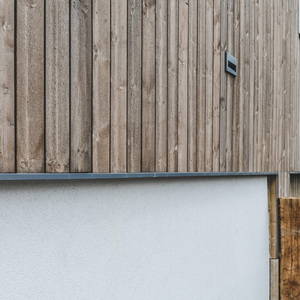 Dřevo v exteriéru ošetřené Královskou impregnací a Profi impregnací, zakázková výroba pro hotelový komplex JBX Resort Avenue Lipno.