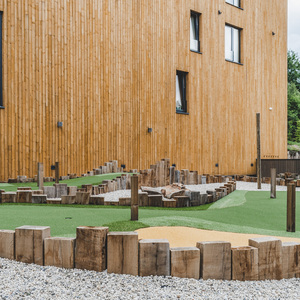 Dřevo v exteriéru ošetřené Královskou impregnací a Profi impregnací, zakázková výroba pro hotelový komplex JBX Resort Avenue Lipno.