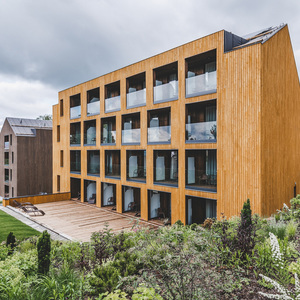 Dřevo v exteriéru ošetřené Královskou impregnací a Profi impregnací, zakázková výroba pro hotelový komplex JBX Resort Avenue Lipno.