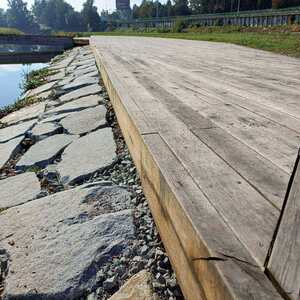 Detail konstrukce paluby z impregnovaných zahradních pražců, formát 15x26 cm, Sluneční ostrov v Českých Budějovicích. Pražce jsou ošetřeny Profi impregnací.  