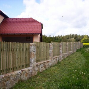 Detail plotu z hoblovaných prken z borovice ošetřených vakuově-tlakovou impregnací (Profi impregnace)
