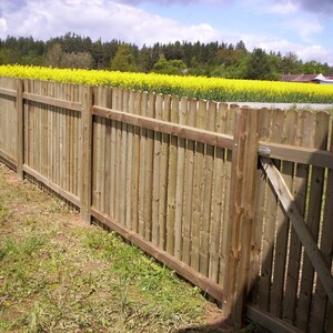 Detail plotu z hoblovaných prken z borovice ošetřených vakuově-tlakovou impregnací (Profi impregnace)